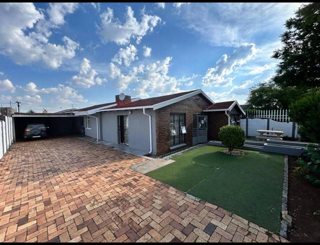 4 BEDROOM HOUSE FOR SALE IN CROWN GARDENS